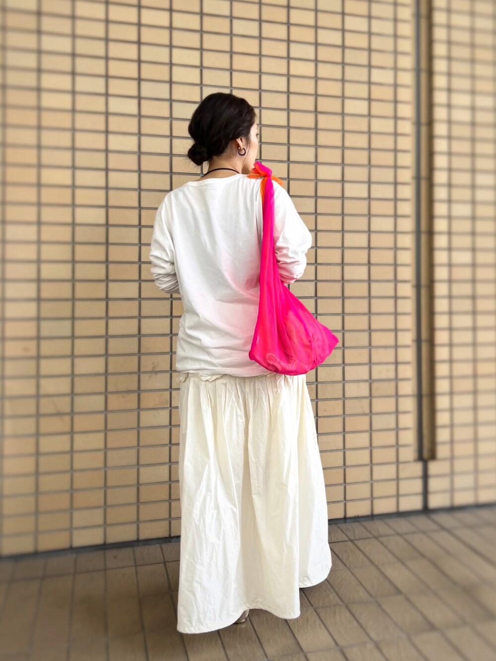 「フォトT、みんなの白Tフェス、ビッグシルエット、ティアードスカート、ホワイトコーデ、きれいめカジュアル、オフィスカジュアル、低身長コーデ、シンプルコーデ、淡色コーデ、エコバッグ、ピンク、フラットシューズ、白ソックス、プチプラ」｜「MOUSSYのTIERED TUCK スカート（スカート、ホワイト系）」を使った、がじゅめさん（骨格ウェーブ・レディース・151cm）の夏コーディネートの2枚目の写真
