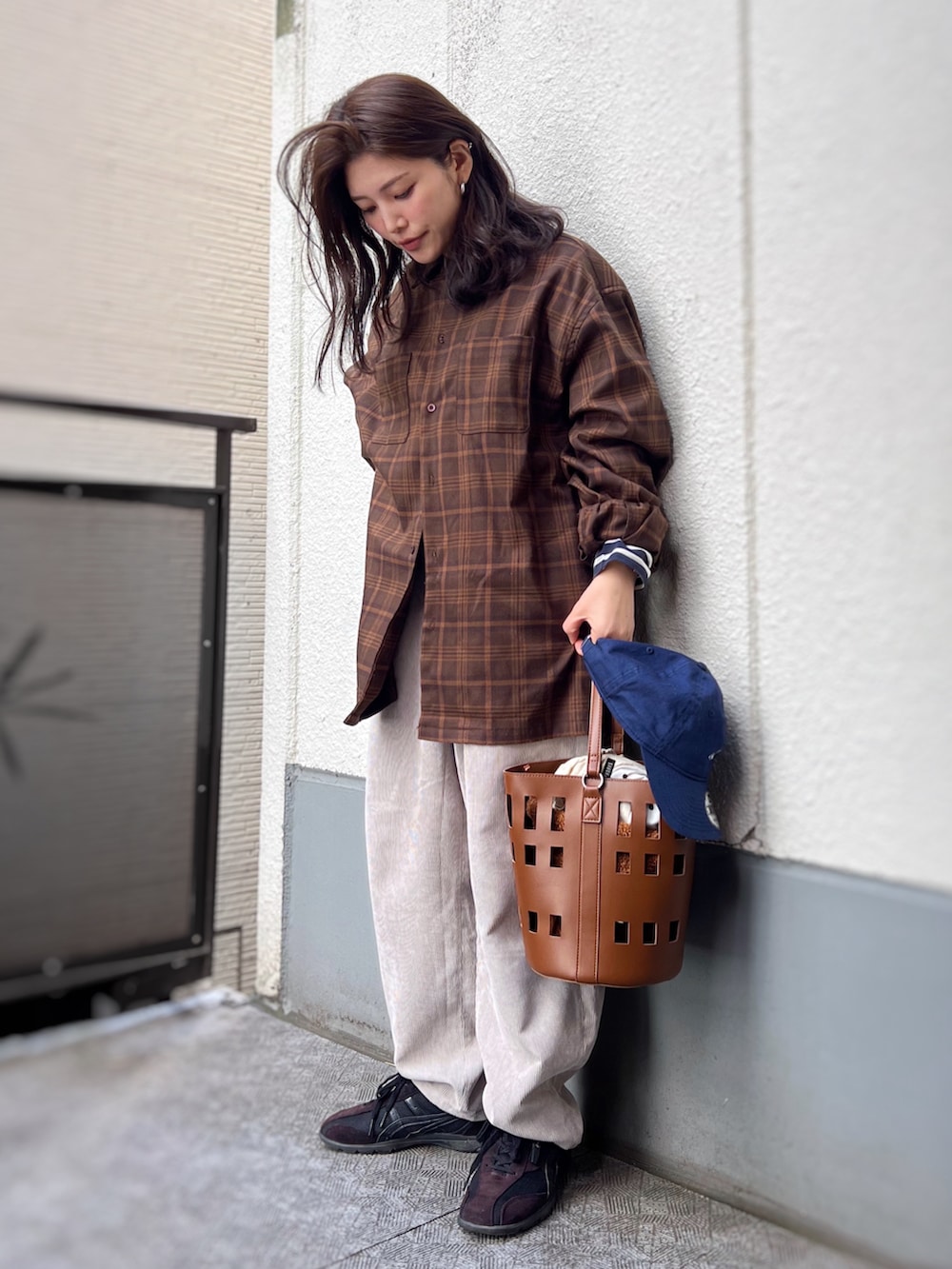 「キャップ、チェック、チェックシャツ、ボーダー、ロンT、ワイドパンツ、コーデュロイ、スニーカー、レザー、春めき満開コーデ、古着MIX、スポーツミックス、レイヤードスタイル、プチプラ、韓国ファッション」｜「ASICSのアイテム（スニーカー、ブラウン系）」を使った、がじゅめさん（骨格ウェーブ・レディース・151cm）の春コーディネートの2枚目の写真