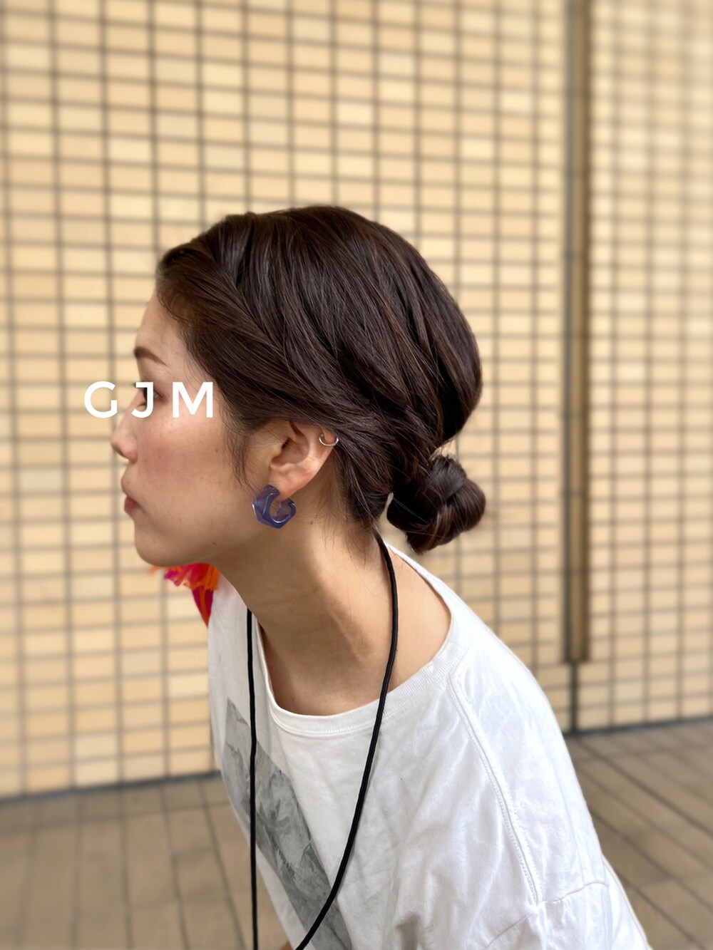 「フォトT、みんなの白Tフェス、ビッグシルエット、ティアードスカート、ホワイトコーデ、きれいめカジュアル、オフィスカジュアル、低身長コーデ、シンプルコーデ、淡色コーデ、エコバッグ、ピンク、フラットシューズ、白ソックス、プチプラ」｜「MOUSSYのTIERED TUCK スカート（スカート、ホワイト系）」を使った、がじゅめさん（骨格ウェーブ・レディース・151cm）の夏コーディネートの3枚目の写真