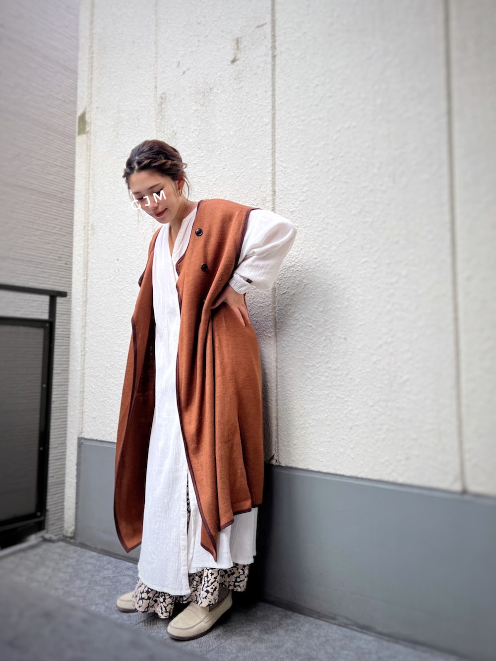 「ロングジレ、ベスト、ニット、ロングワンピース、ロングスカート、花柄、レイヤードスタイル、ブーツ、レインブーツ、チェック、ハンドバッグ、きれいめカジュアル、ブラウン、秋コーデ、プチプラ」｜「AZUL by moussyのアイテム（スカート、イエロー系）」を使った、がじゅめさん（骨格ウェーブ・レディース・151cm）の秋コーディネートの2枚目の写真