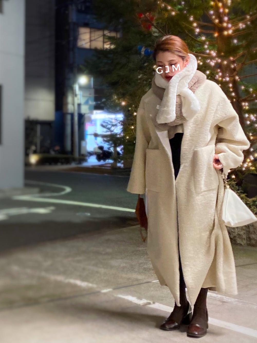 「冬コーデ、ニットワンピース、ベスト、レイヤードスタイル、ボアジャケット、ボアコート、ロングコート、ローファー、きれいめカジュアル、低身長、タイツ、マフラーぐるぐる、ファー小物、ミニバッグ、タートルネック」｜「epicのアイテム（バッグ、ベージュ系）」を使った、がじゅめさん（レディース・151cm）の冬コーディネートの3枚目の写真