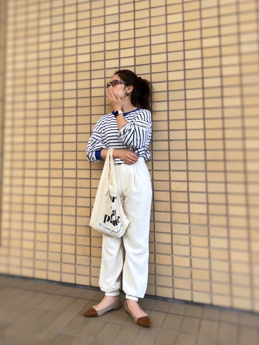 「メガネ女子、ボーダー、リンガーTシャツ、ジョガーパンツ、フラットシューズ、エコバッグ、シンプルコーデ、白パンツ、低身長コーデ、プチプラ、ブルー、ビッグシルエット」｜「green label relaxingの★NO.00 FFC PTDキリカエ フラットシューズ(1.5cmヒール)（パンプス、ベージュ系）」を使った、がじゅめさん（骨格ウェーブ・レディース・151cm）の夏コーディネートの2枚目の写真