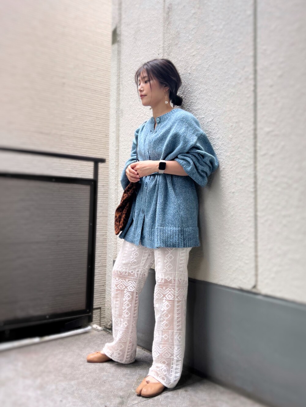 ホワイト系のその他パンツ、ベージュ系のバレエシューズ、ブルー系のニット/セーターを着用したレディースの春コーディネートの2枚目の写真
