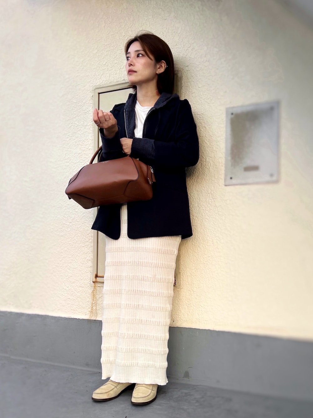 グリーン系のカーディガン/ボレロ、ブルー系のテーラードジャケット、ホワイト系のスカートを着用したレディースの秋コーディネートの2枚目の写真