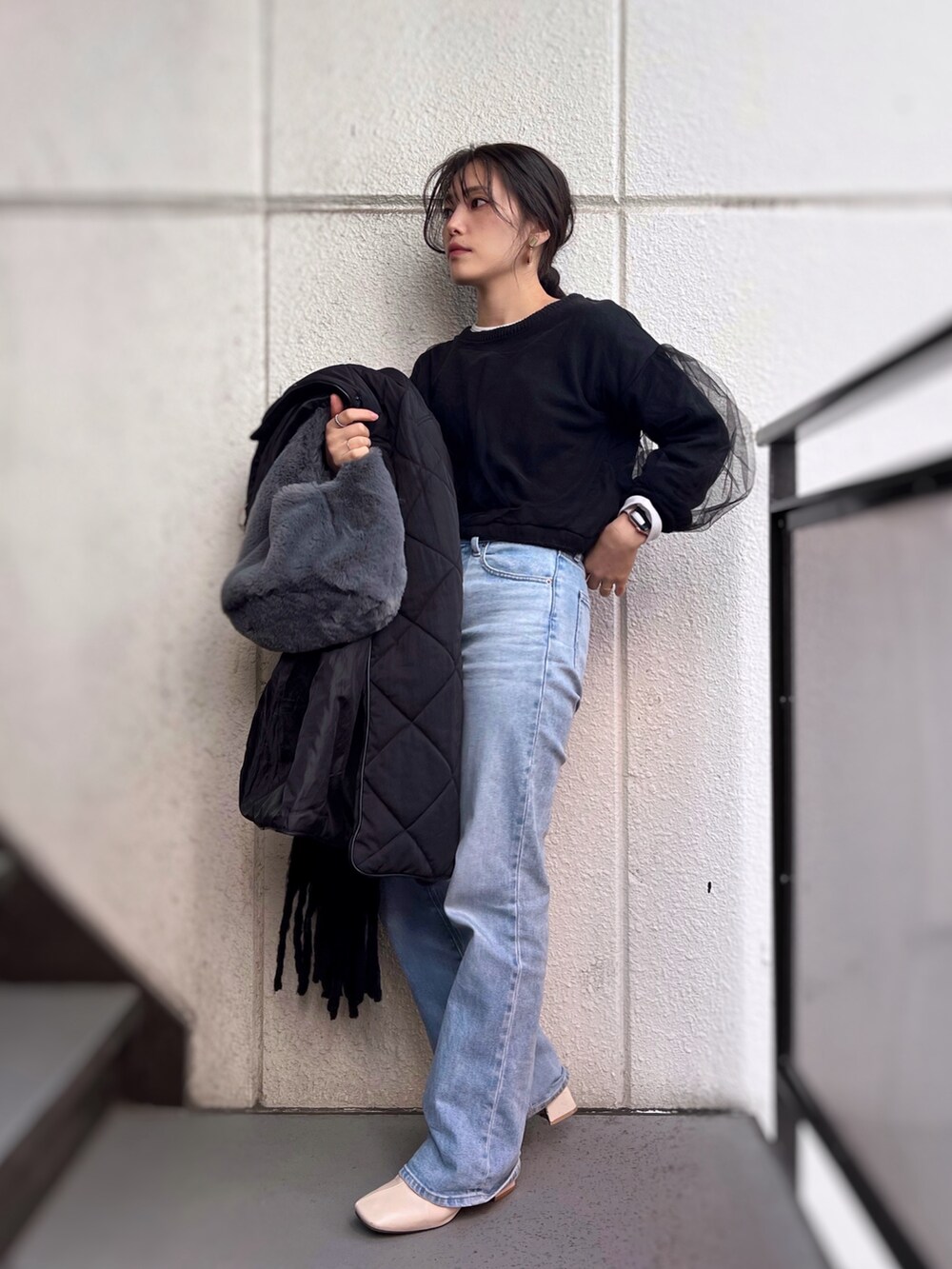 「マフラーぐるぐる、キルティング、ロングコート、チュール、ニット、デニム、デニムパンツ、ブーツ、真冬のあったかスタイル、プチプラ、きれいめカジュアル、レイヤードスタイル、低身長コーデ、お出かけコーデ、ファー」｜「BONLECILLのシャギーボリュームマフラー（マフラー、ブラック系）」を使った、がじゅめさん（骨格ウェーブ・レディース・151cm）の冬コーディネートの3枚目の写真
