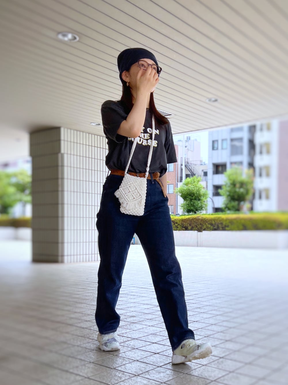 「キャップ、ロゴT、デニムパンツ、スニーカー、休日スタイル、プチプラ、低身長、ショルダーバッグ、夏コーデ、ストリート、メガネ女子、おでかけコーデ、ニット帽」|「Kastaneのアイテム(デニムパンツ、ブルー系)」を使った、がじゅめさん(骨格ウェーブ・レディース・151cm)の夏コーディネートの3枚目の写真