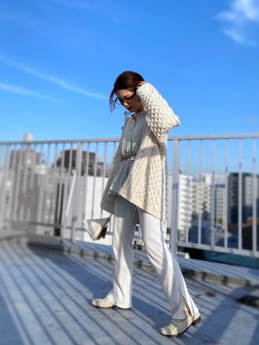 ホワイト系のローファー、グリーン系のシャツ/ブラウス、ホワイト系のカーディガン/ボレロを着用したレディースの冬コーディネートの2枚目の写真