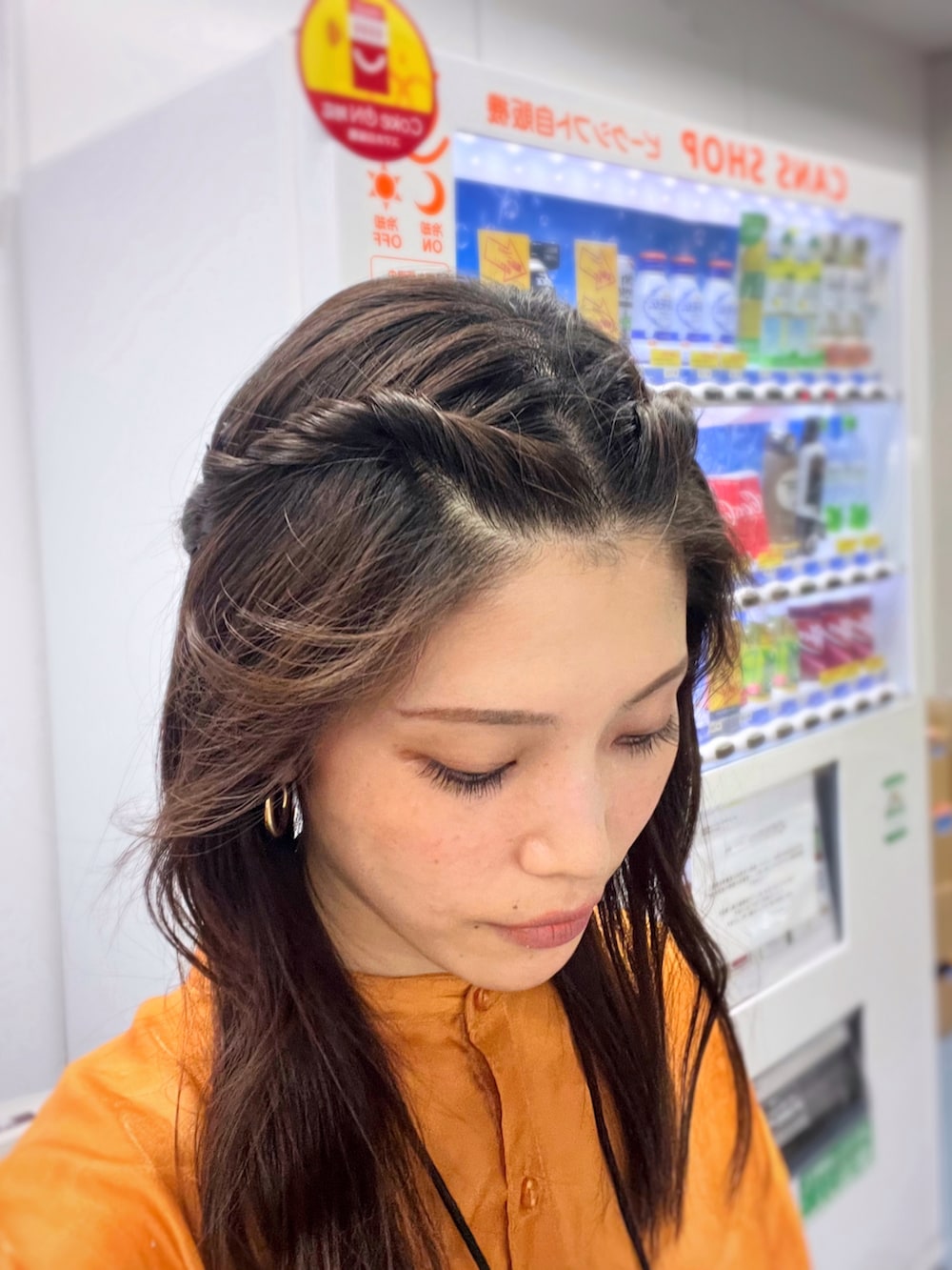 「ニット、モヘアニット、シースルートップス、シャツスタイル、ビッグシルエット、ロングスカート、ローファー、きれいめカジュアル、ハロウィン、重ね着ベストシーズン、今日のコスメと服、低身長、プチプラ」|「Kastaneの透けフィラメントBIGシャツ(シャツ/ブラウス、オレンジ系)」を使った、がじゅめさん(骨格ウェーブ・レディース・151cm)の秋コーディネートの2枚目の写真