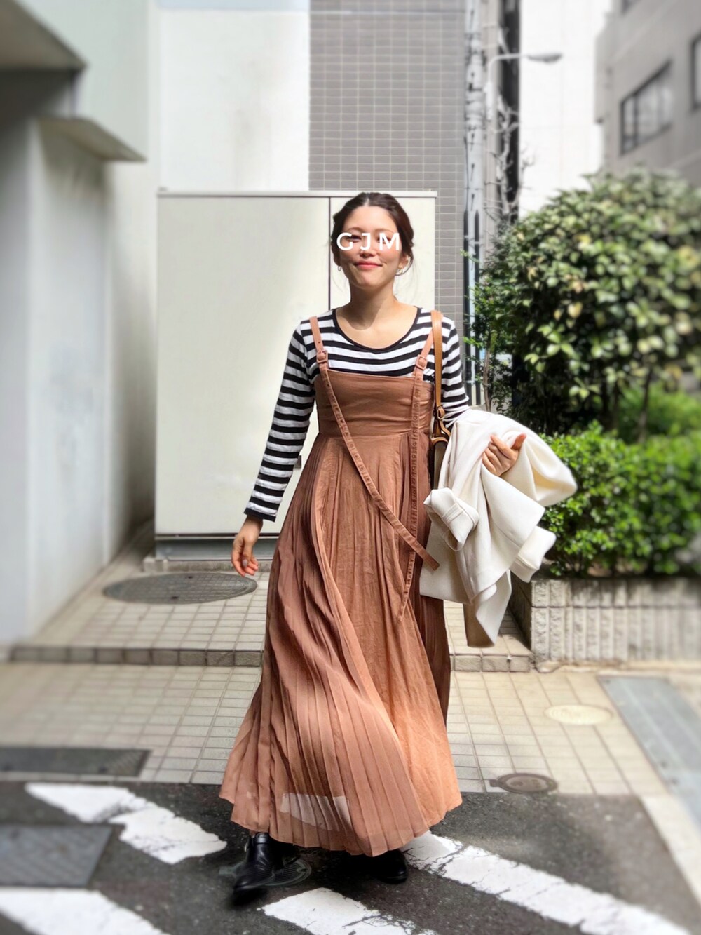 「春アウター、キャミワンピ、ボーダー、レイヤードスタイル、ローファー、スクエアバッグ、きれいめカジュアル、プチプラ、低身長、骨格ウェーブ、ピンク、パステル映える春、春コーデ、ビッグシルエット、UNIQLO」｜「イタリアで購入のアイテム（ショルダーバッグ、ベージュ系）」を使った、がじゅめさん（骨格ウェーブ・レディース・151cm）の春コーディネートの2枚目の写真