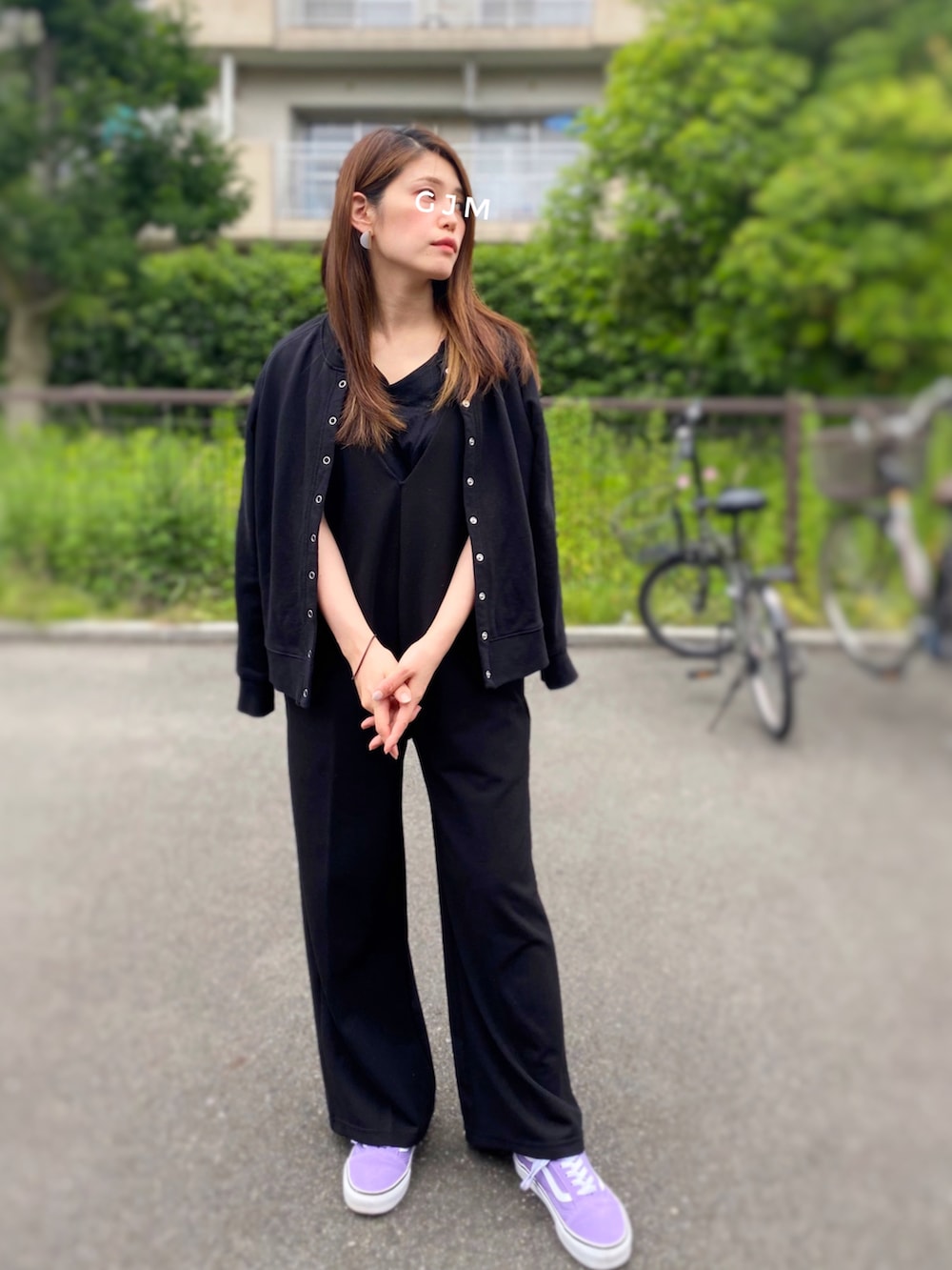 「カーディガン、サロペット、ノースリーブ、黒、レイヤードスタイル、スニーカーコーデ、VANS、パープル、ブラックコーデ、アウトドアスタイル、きれいめカジュアル、休日スタイル、低身長、プチプラ、モノトーン」｜「CRAFT STANDARD BOUTIQUEのリングドットノーカラーカーディガン　＊（カーディガン/ボレロ、ブラック系）」を使った、がじゅめさん（レディース・151cm）の夏コーディネートの2枚目の写真