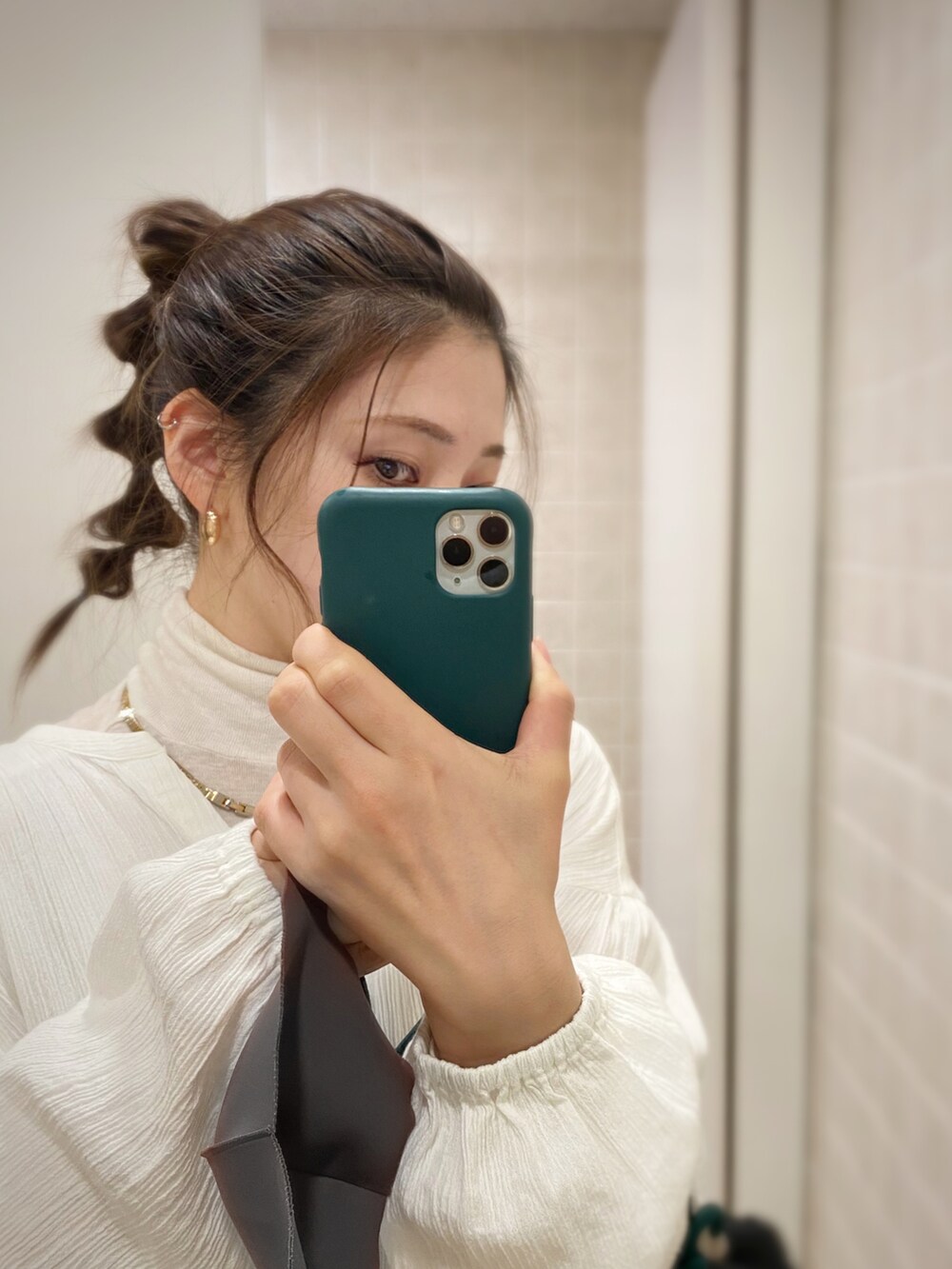 ホワイト系のワンピース、ホワイト系のトップス、ブラック系のスニーカーを着用したレディースの冬コーディネートの4枚目の写真