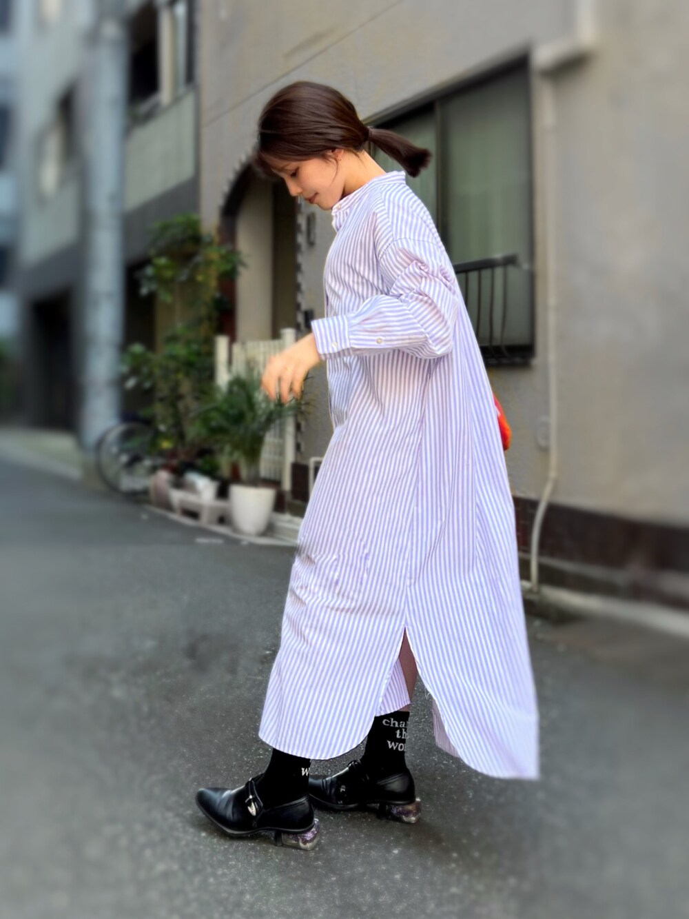 ホワイト系のシャツワンピース、ブラック系のドレスシューズ、ピンク系のキッチンツールを着用したレディースの夏コーディネートの2枚目の写真