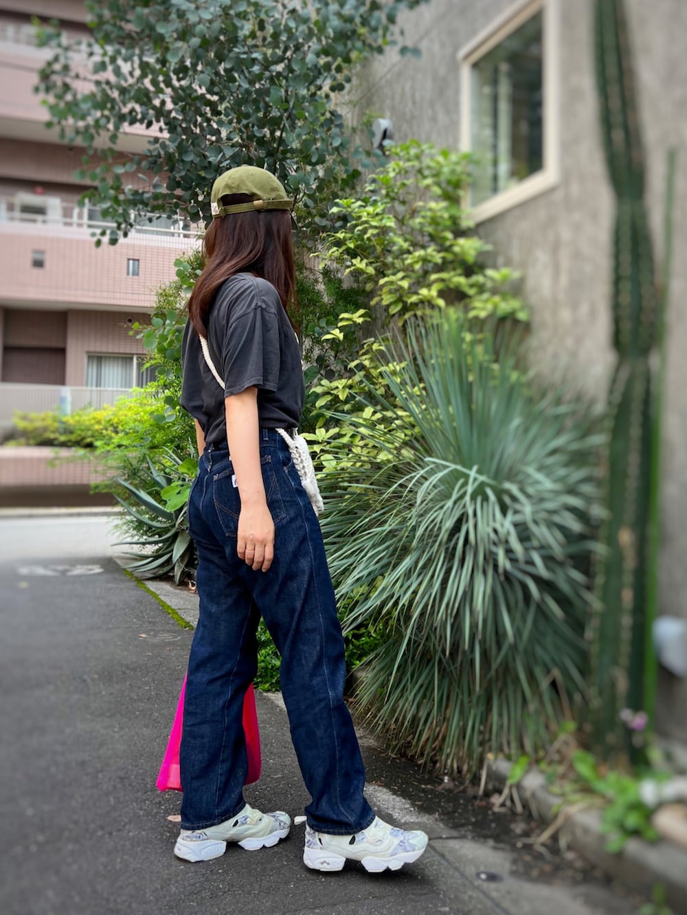 「キャップ、ロゴT、デニムパンツ、スニーカー、休日スタイル、プチプラ、低身長、ショルダーバッグ、夏コーデ、ストリート、メガネ女子、おでかけコーデ、ニット帽」|「Kastaneのアイテム(デニムパンツ、ブルー系)」を使った、がじゅめさん(骨格ウェーブ・レディース・151cm)の夏コーディネートの2枚目の写真