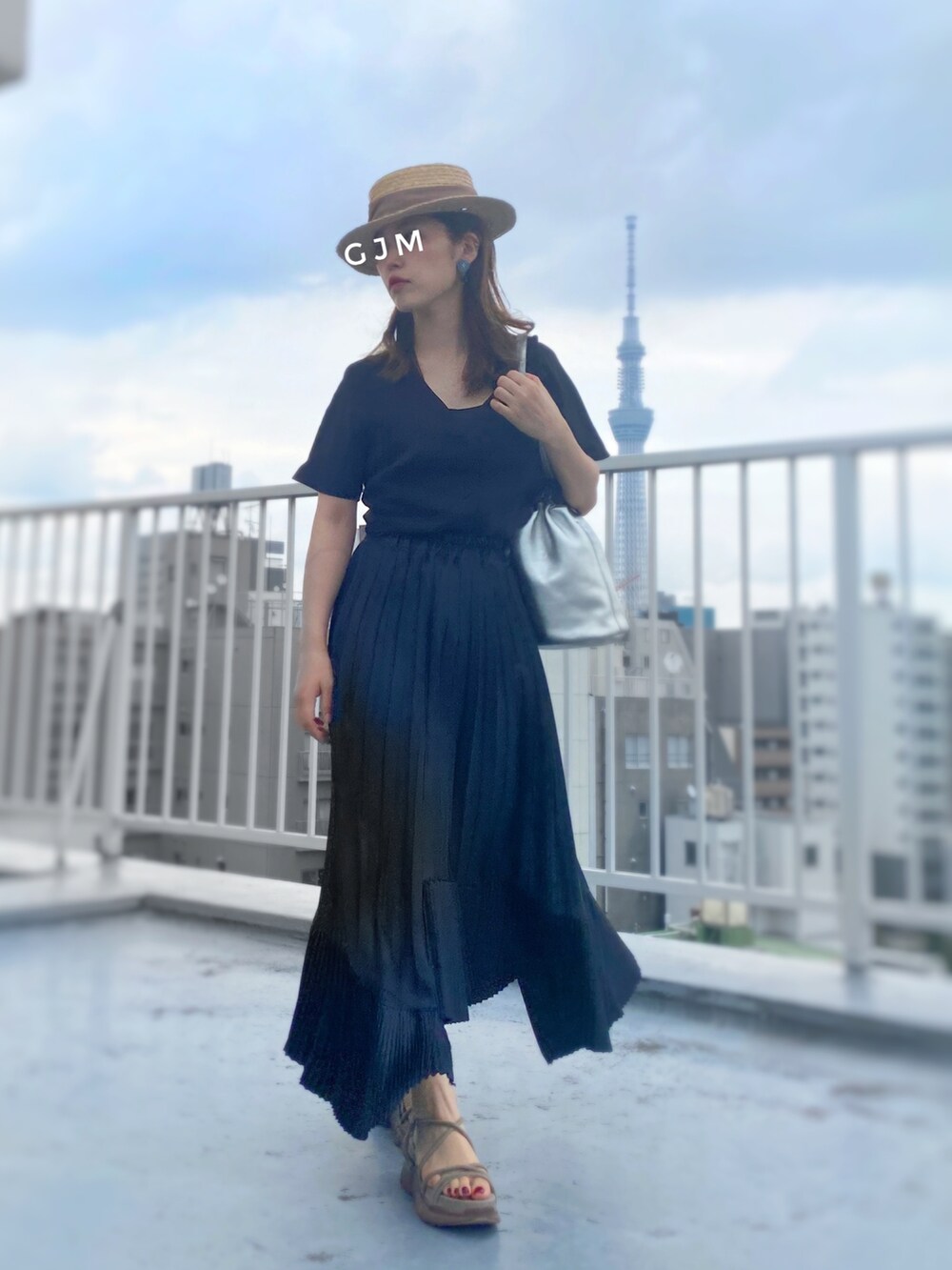 「麦わら帽子、カンカン帽、ブラックコーデ、モノトーンコーデ、巾着バッグ、シルバー、プリーツスカート、フレアスカート、厚底サンダル、厚底シューズ、ワントーンコーデ、夏コーデ、きれいめカジュアル、低身長コーデ、プチプラ」｜「ROSE BUDの巾着ショルダーバッグ（ショルダーバッグ、シルバー系）」を使った、がじゅめさん（レディース・151cm）の夏コーディネートの4枚目の写真