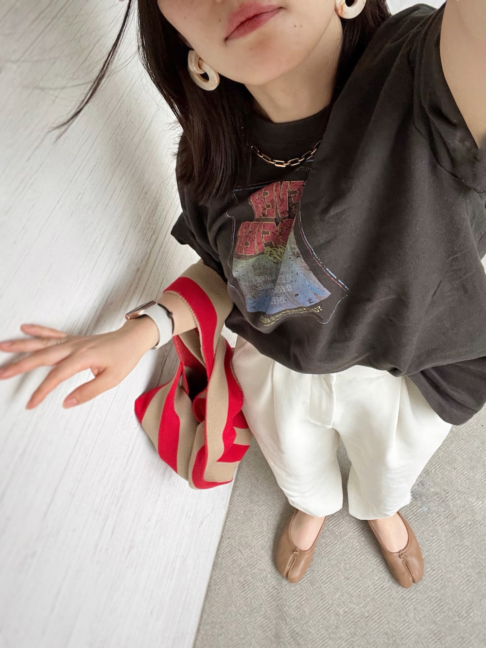 「キャップ、ロックT、ジョガーパンツ、白パンツ、フラットシューズ、トートバッグ、大人カジュアル、休日スタイル、モノトーン、プチプラ、シンプルコーデ、Maison Margiela、夏コーデ、低身長コーデ、赤」｜「UR'Sのｼﾞｮｶﾞｰﾊﾟﾝﾂ（その他パンツ、ホワイト系）」を使った、がじゅめさん（骨格ウェーブ・レディース・151cm）の夏コーディネートの3枚目の写真