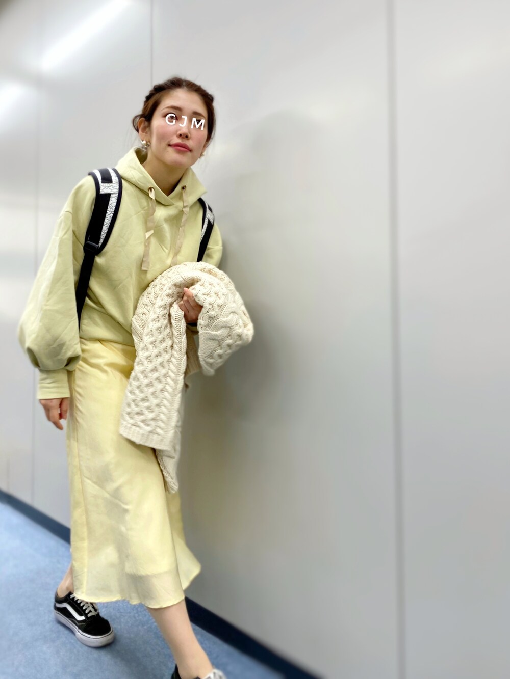 「大人カジュアル、カーディガン、パーカー、グリーン、マーメイドスカート、イエロー、春コーデ、淡色コーデ、スニーカーコーデ、VANS、リュック、シンプルコーデ、タイトスカート、パステル映える春、おしゃれさんと繋がりたい」｜「VANSの【ヴァンズ】Old Skool　オールドスクール（スニーカー、ブラック系）」を使った、がじゅめさん（レディース・151cm）の春コーディネートの3枚目の写真
