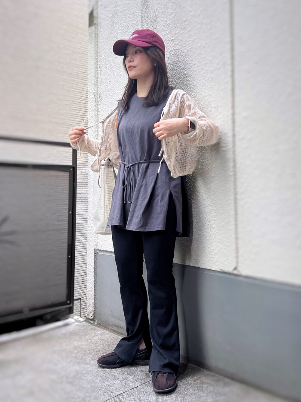 グレー系のTシャツ/カットソー、ブラウン系のスニーカー、ブラック系のパンツを着用したレディースの春コーディネートの2枚目の写真