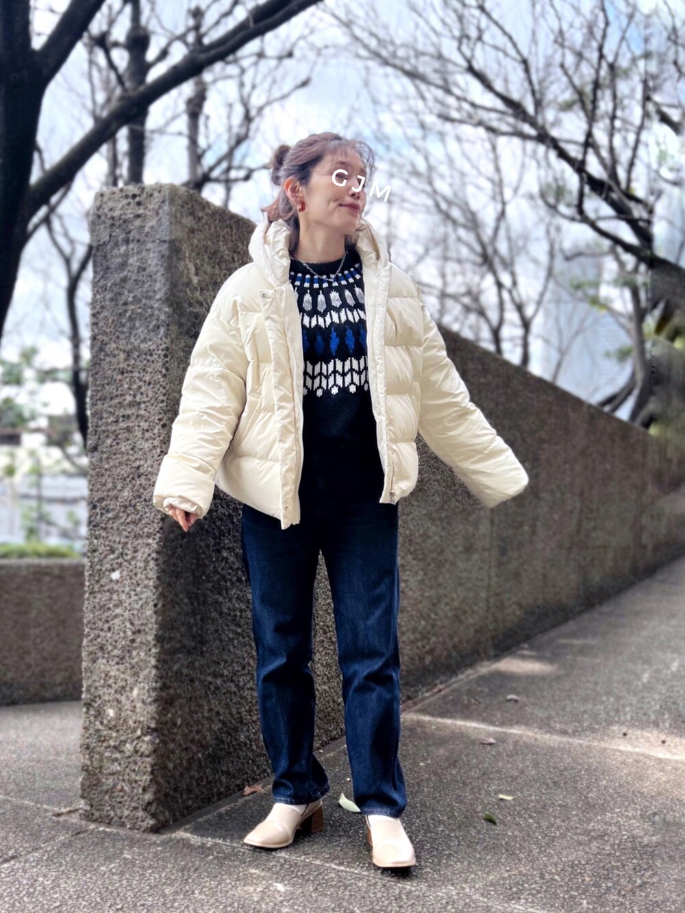 「ダウンジャケット、ノルディック柄、ニット、デニム、デニムパンツ、スクエアトゥ、レイヤードスタイル、きれいめカジュアル、私の推しブランド、大人カジュアル、プチプラ、低身長、冬コーデ、Kastane」|「Kastaneのアイテム(デニムパンツ、ブルー系)」を使った、がじゅめさん(骨格ウェーブ・レディース・151cm)の冬コーディネートの2枚目の写真