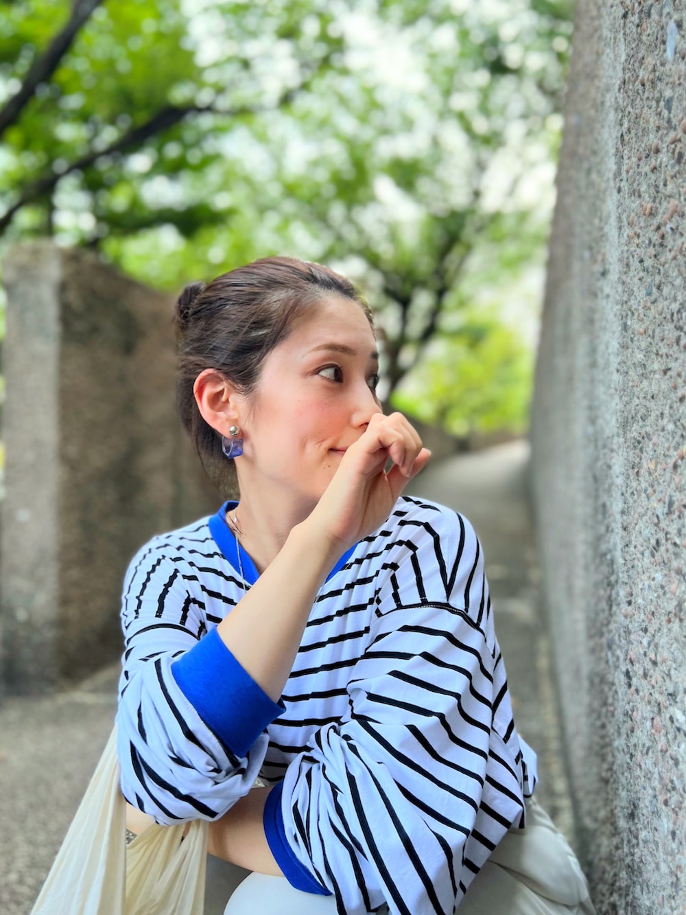 「メガネ女子、ボーダー、リンガーTシャツ、ジョガーパンツ、フラットシューズ、エコバッグ、シンプルコーデ、白パンツ、低身長コーデ、プチプラ、ブルー、ビッグシルエット」｜「green label relaxingの★NO.00 FFC PTDキリカエ フラットシューズ(1.5cmヒール)（パンプス、ベージュ系）」を使った、がじゅめさん（骨格ウェーブ・レディース・151cm）の夏コーディネートの3枚目の写真