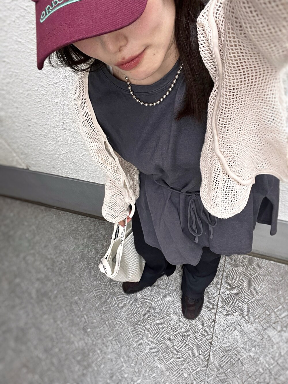 グレー系のTシャツ/カットソー、ブラウン系のスニーカー、ブラック系のパンツを着用したレディースの春コーディネートの4枚目の写真