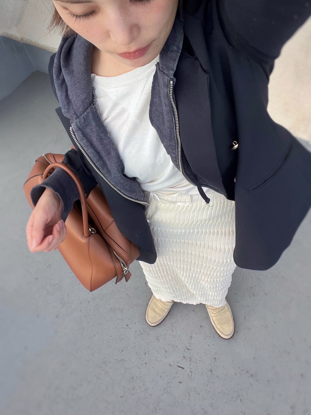 グリーン系のカーディガン/ボレロ、ブルー系のテーラードジャケット、ホワイト系のスカートを着用したレディースの秋コーディネートの4枚目の写真