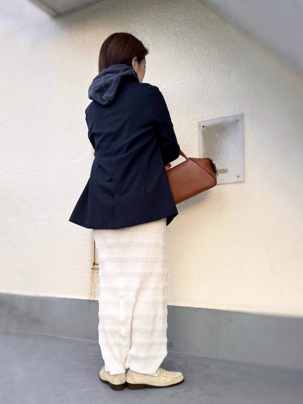 グリーン系のカーディガン/ボレロ、ブルー系のテーラードジャケット、ホワイト系のスカートを着用したレディースの秋コーディネートの3枚目の写真