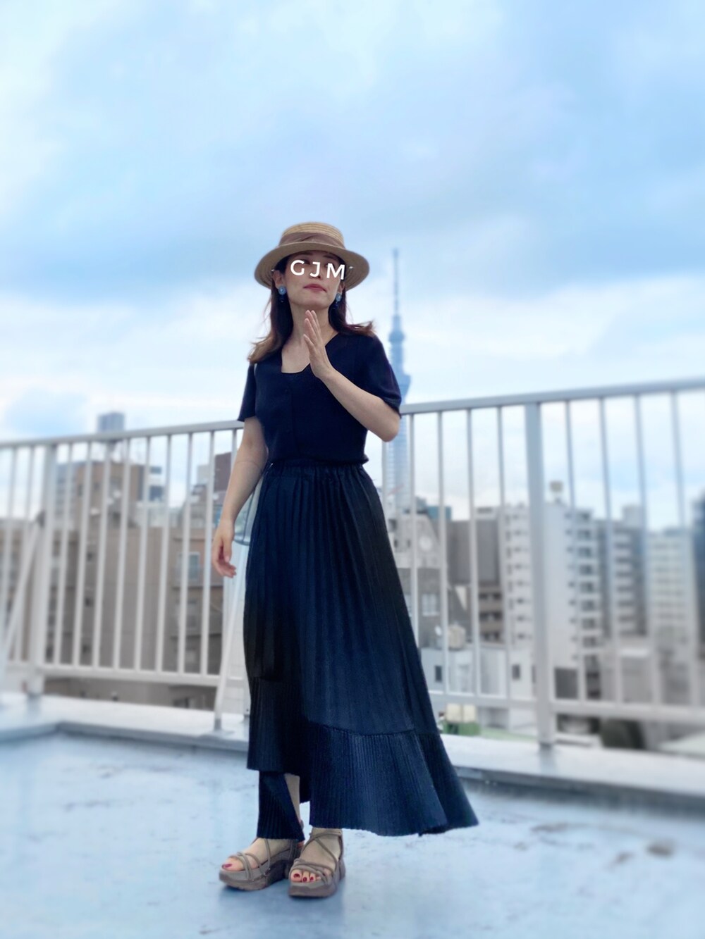 「麦わら帽子、カンカン帽、ブラックコーデ、モノトーンコーデ、巾着バッグ、シルバー、プリーツスカート、フレアスカート、厚底サンダル、厚底シューズ、ワントーンコーデ、夏コーデ、きれいめカジュアル、低身長コーデ、プチプラ」｜「ROSE BUDの巾着ショルダーバッグ（ショルダーバッグ、シルバー系）」を使った、がじゅめさん（レディース・151cm）の夏コーディネートの3枚目の写真