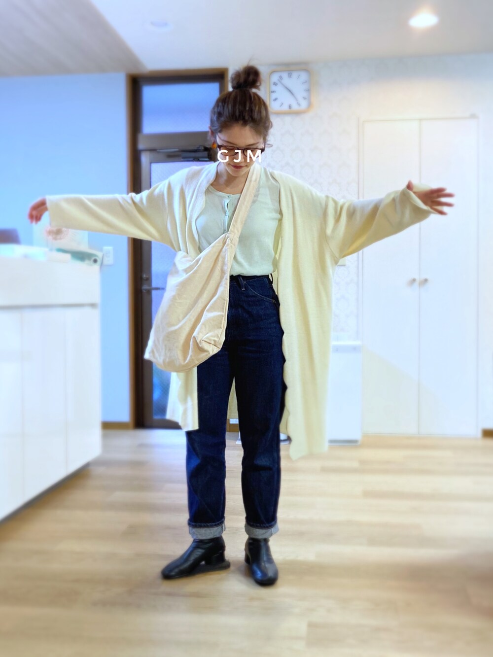 「メガネ女子、カーディガン、スカラップ、シースルー、ブルー、デニム、デニムパンツ、タックイン、ショートブーツ、雨の日コーデ、トートバッグ、レイヤードスタイル、大人カジュアル、UNIQLO、プチプラ」｜「Kastaneのアイテム（デニムパンツ、ブルー系）」を使った、がじゅめさん（レディース・151cm）の春コーディネートの3枚目の写真