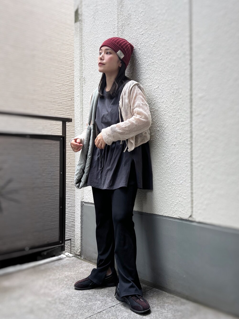 グレー系のTシャツ/カットソー、ブラウン系のスニーカー、ブラック系のパンツを着用したレディースの春コーディネートの3枚目の写真