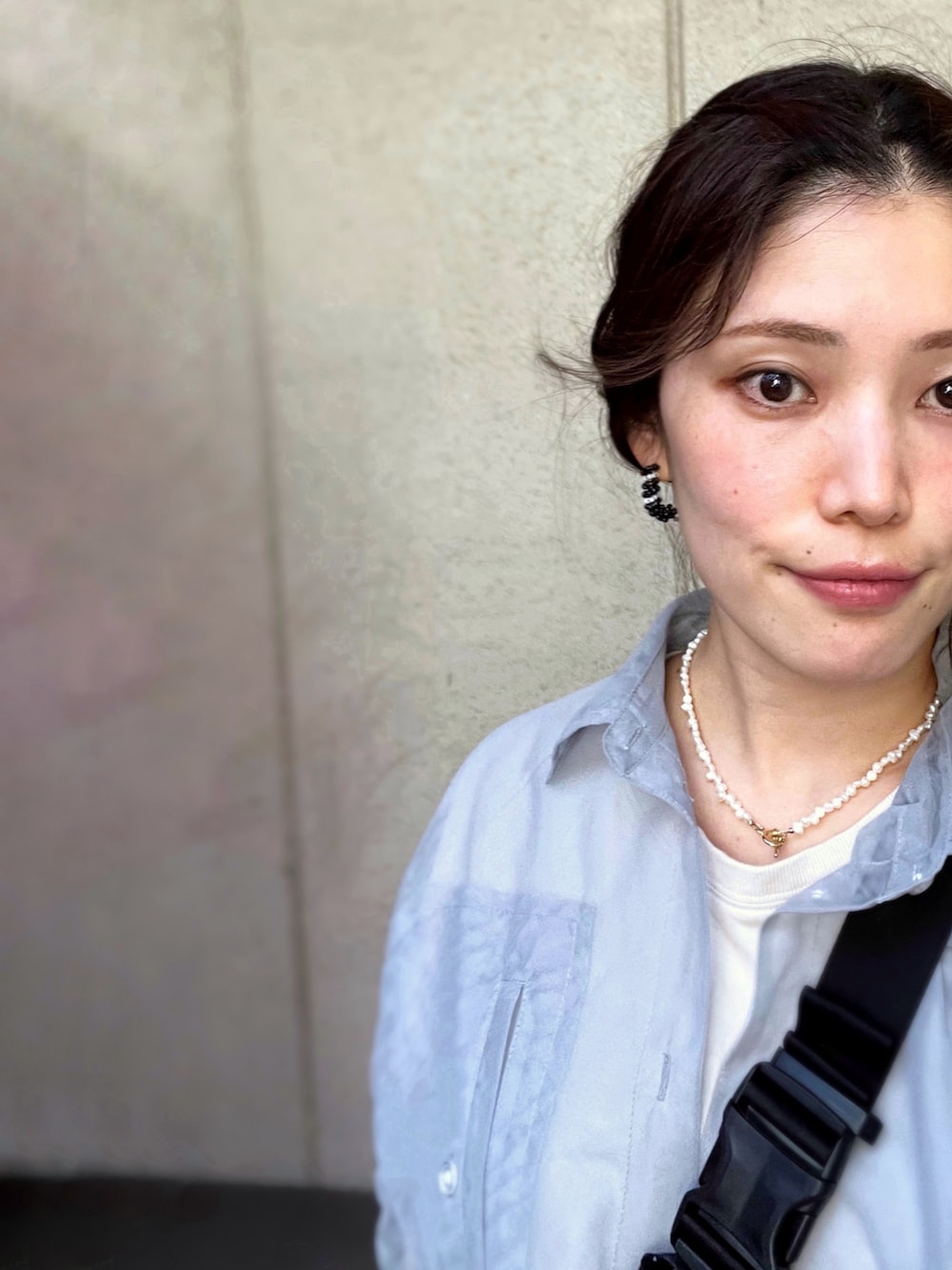 グレー系のシャツ/ブラウス、ホワイト系のワンピース、ブラック系のボディバッグ/ウエストポーチを着用したレディースの冬コーディネートの2枚目の写真