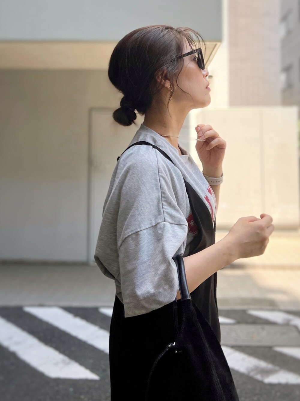 「サングラス、ロゴT、サロペット、ビーチサンダル、ショルダーバッグ、夏コーデ、休日スタイル、モノトーン、シンプルコーデ、きれいめカジュアル、低身長コーデ、プチプラ、ストリート、ビッグシルエット」｜「SALON adam et rope'のトングサンダル（サンダル、ブラック系）」を使った、がじゅめさん（骨格ウェーブ・レディース・151cm）の夏コーディネートの3枚目の写真