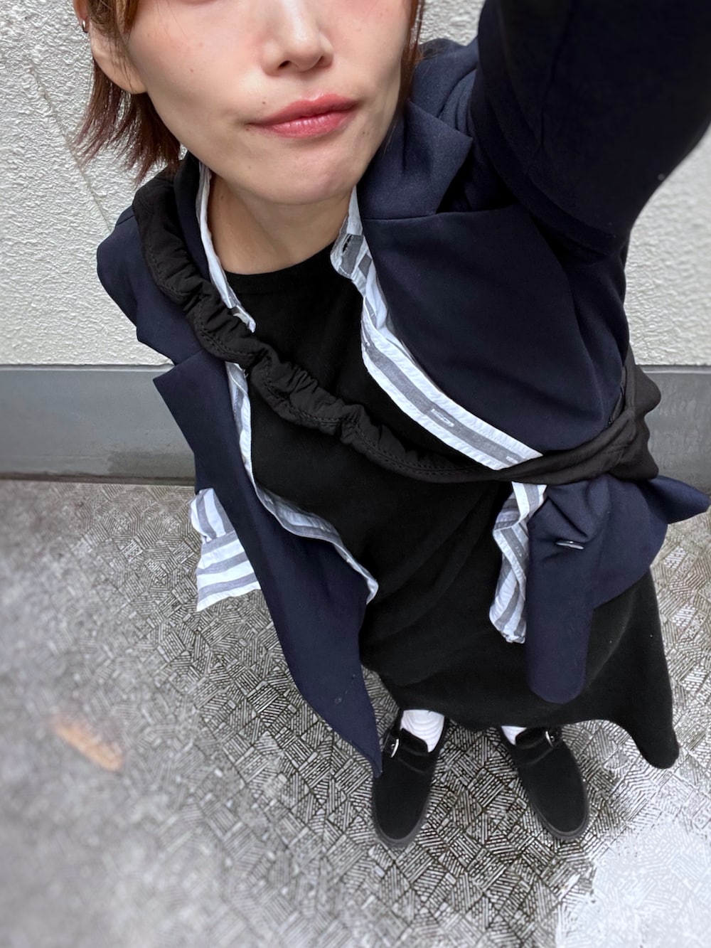 ブラック系のショルダーバッグ、ブルー系のテーラードジャケット、ブラック系のワンピースを着用したレディースの冬コーディネートの3枚目の写真