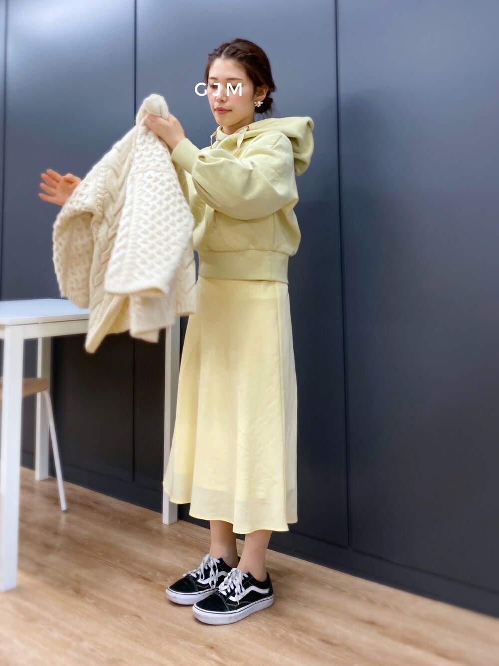 「大人カジュアル、カーディガン、パーカー、グリーン、マーメイドスカート、イエロー、春コーデ、淡色コーデ、スニーカーコーデ、VANS、リュック、シンプルコーデ、タイトスカート、パステル映える春、おしゃれさんと繋がりたい」｜「VANSの【ヴァンズ】Old Skool　オールドスクール（スニーカー、ブラック系）」を使った、がじゅめさん（レディース・151cm）の春コーディネートの2枚目の写真