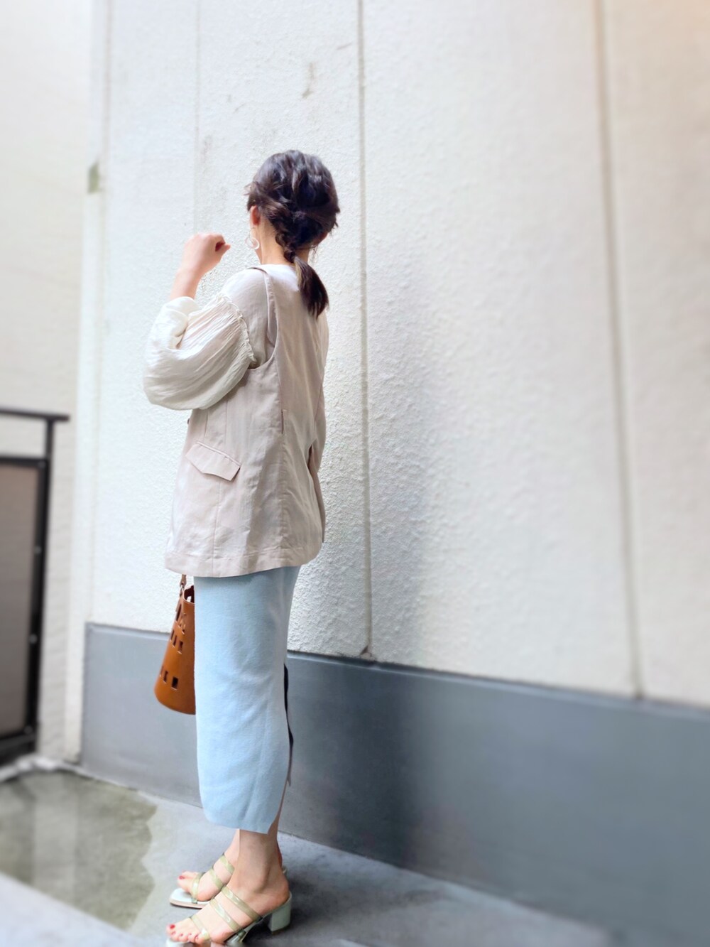 ブルー系のスカート、グリーン系のサンダル、ブラウン系のバッグを着用したレディースの春コーディネートの3枚目の写真