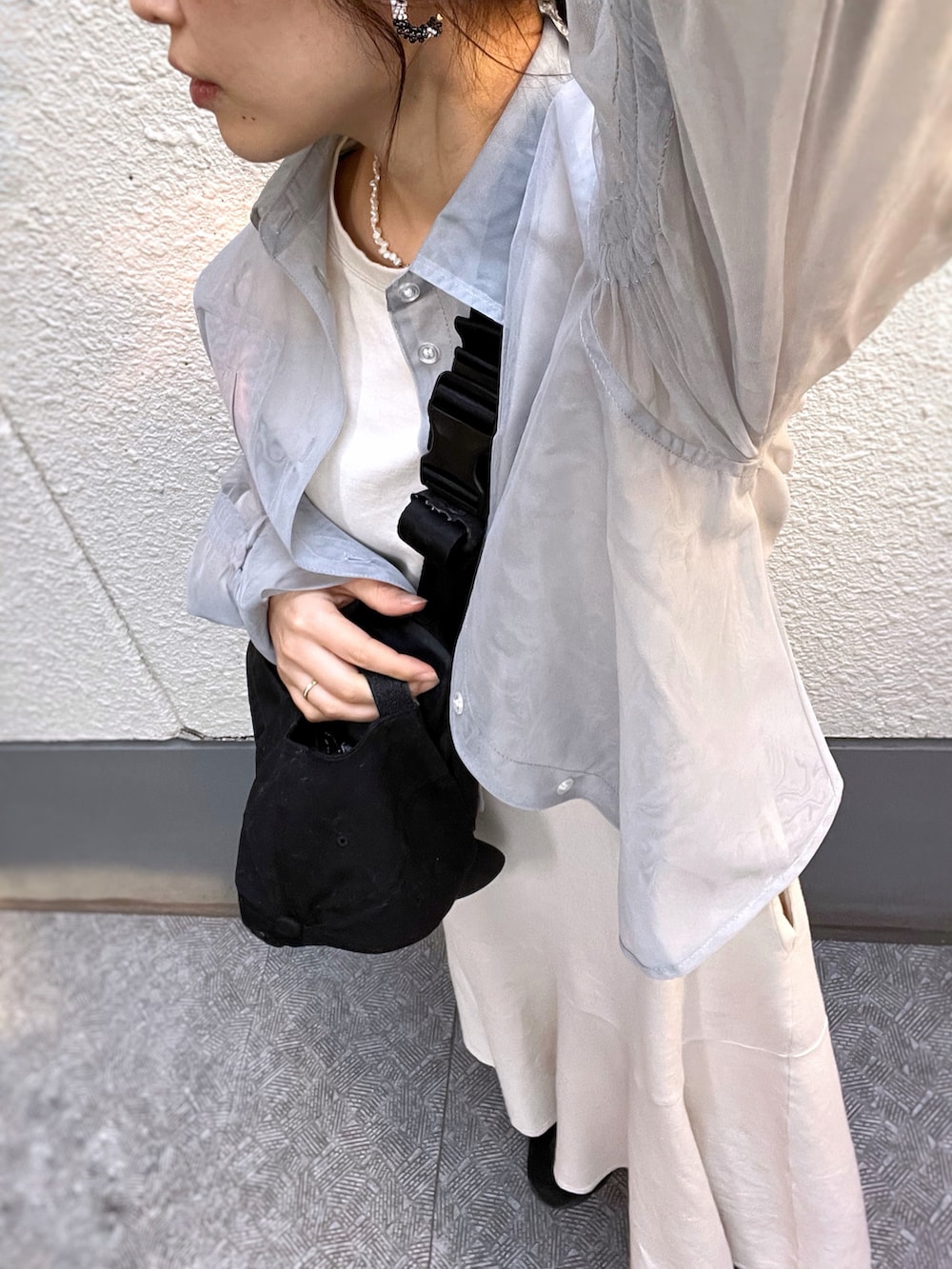 グレー系のシャツ/ブラウス、ホワイト系のワンピース、ブラック系のボディバッグ/ウエストポーチを着用したレディースの冬コーディネートの4枚目の写真