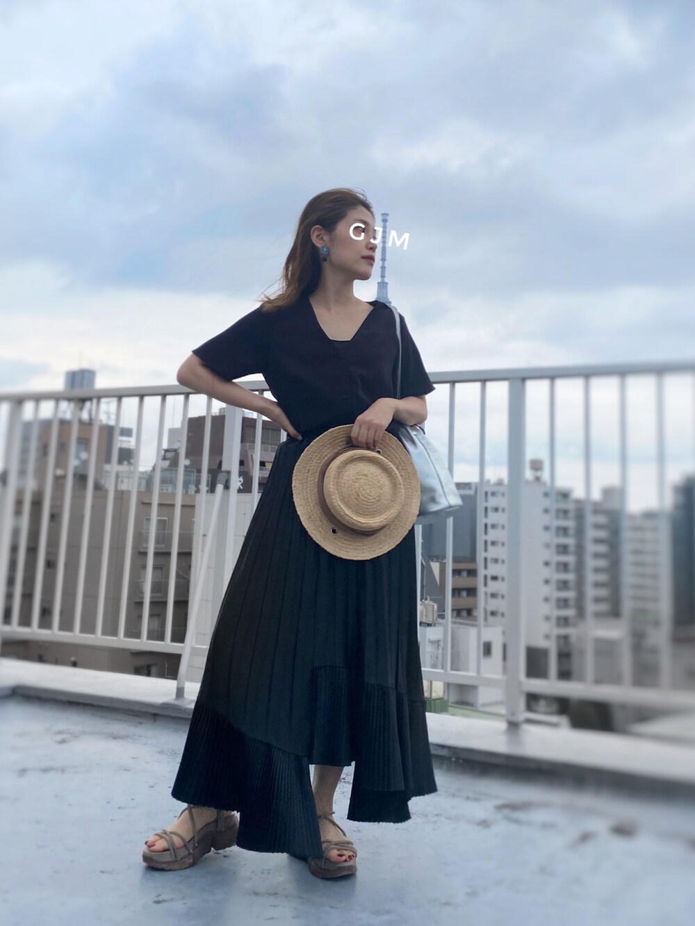 「麦わら帽子、カンカン帽、ブラックコーデ、モノトーンコーデ、巾着バッグ、シルバー、プリーツスカート、フレアスカート、厚底サンダル、厚底シューズ、ワントーンコーデ、夏コーデ、きれいめカジュアル、低身長コーデ、プチプラ」｜「ROSE BUDの巾着ショルダーバッグ（ショルダーバッグ、シルバー系）」を使った、がじゅめさん（レディース・151cm）の夏コーディネートの2枚目の写真