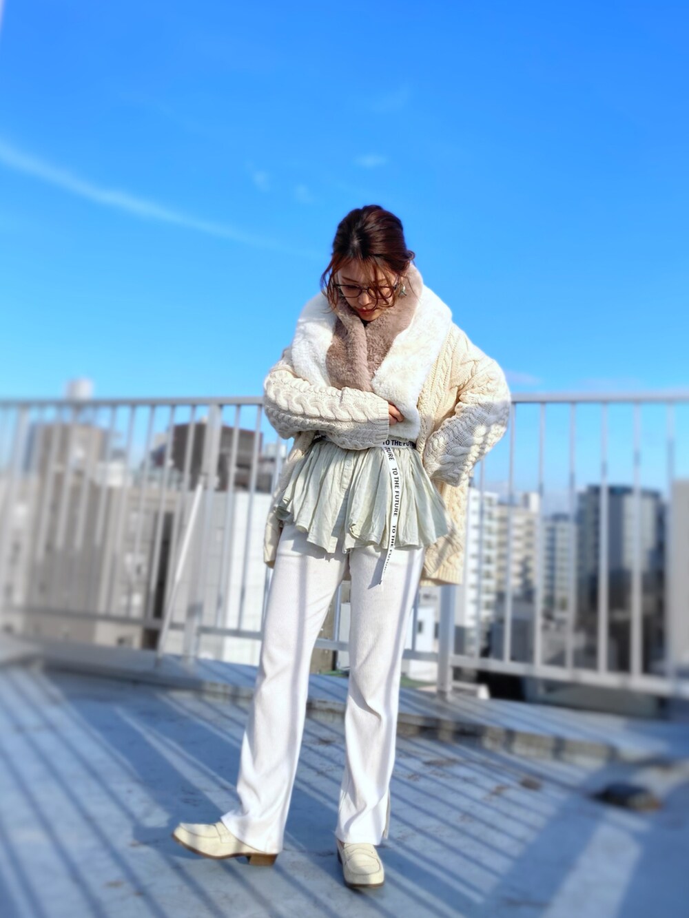 ホワイト系のローファー、グリーン系のシャツ/ブラウス、ホワイト系のカーディガン/ボレロを着用したレディースの冬コーディネートの3枚目の写真