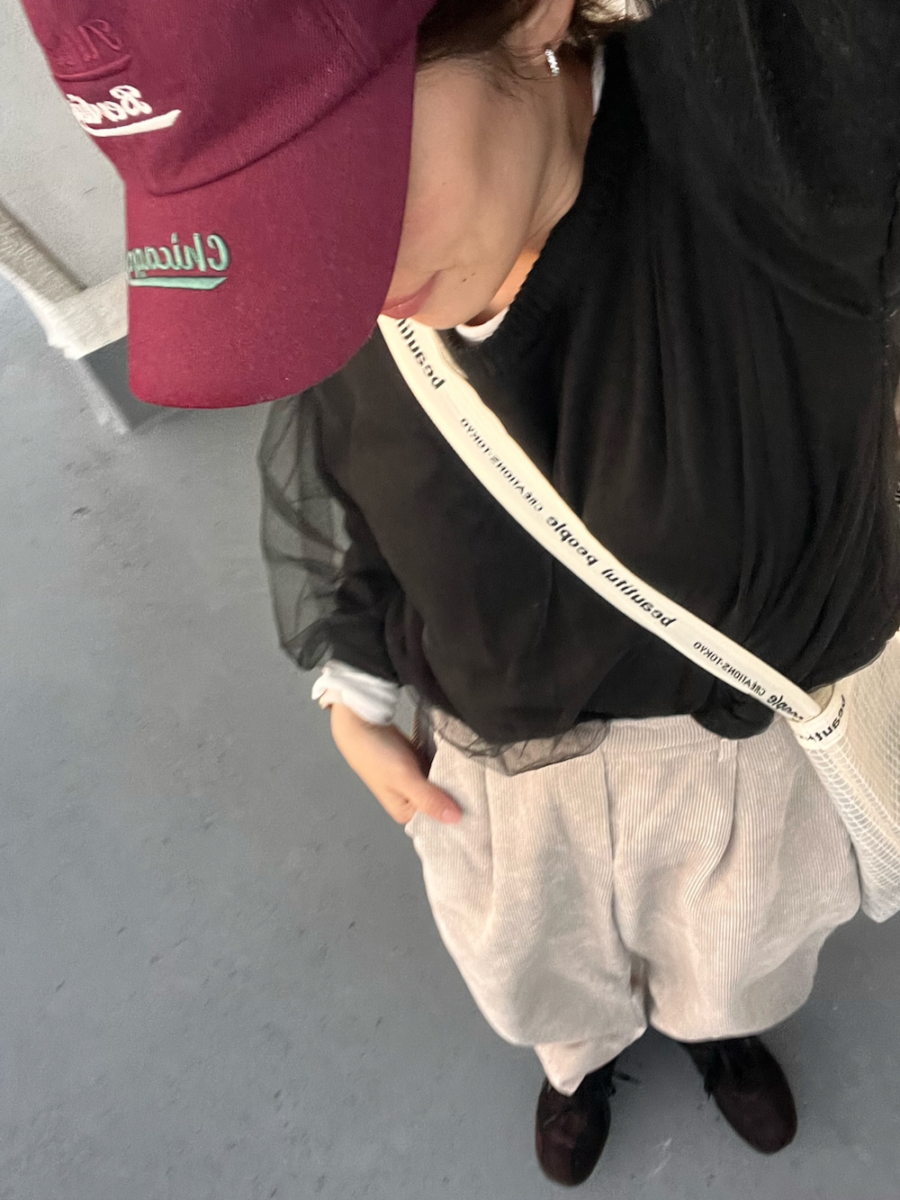 「シアートップス、ニット、キャップ、ショルダーバッグ、コーデュロイ、ワイドパンツ、スニーカー、プチプラ、春コーデ、スポーツミックス、大人カジュアル、低身長コーデ、シンプルコーデ、ストリート、春めき満開コーデ」｜「select MOCAのふんわり透け感◆チュール重ねデザインラウンドネックヘムリブ長袖春ニットトップス（ニット/セーター、ブラック系）」を使った、がじゅめさん（骨格ウェーブ・レディース・151cm）の春コーディネートの3枚目の写真