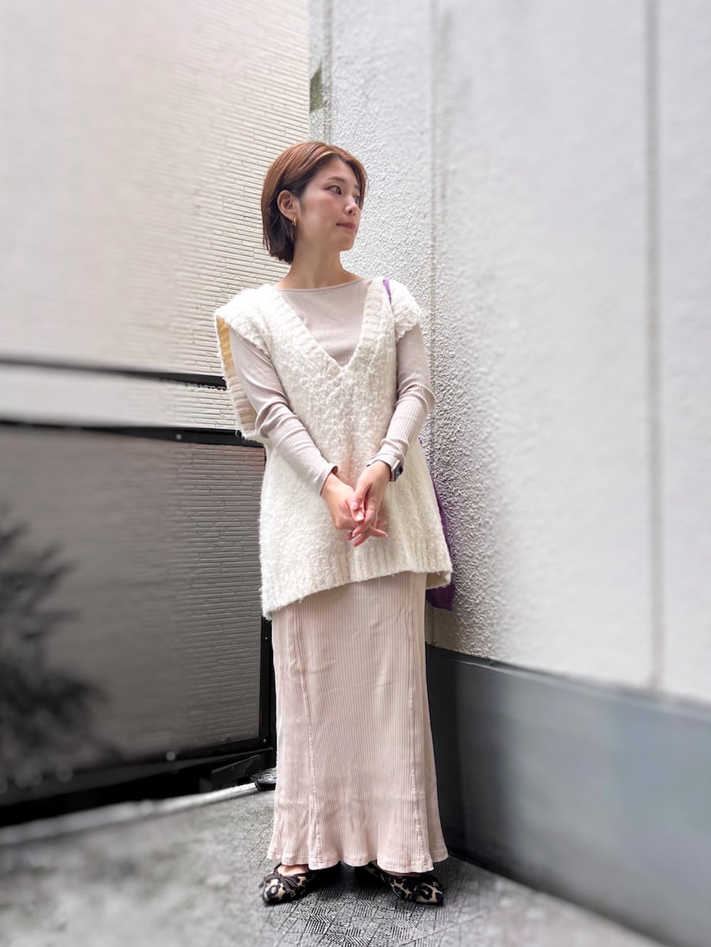 ベージュ系のバレエシューズ、パープル系のトートバッグ、ベージュ系のセットアップを着用したレディースの秋コーディネートの2枚目の写真