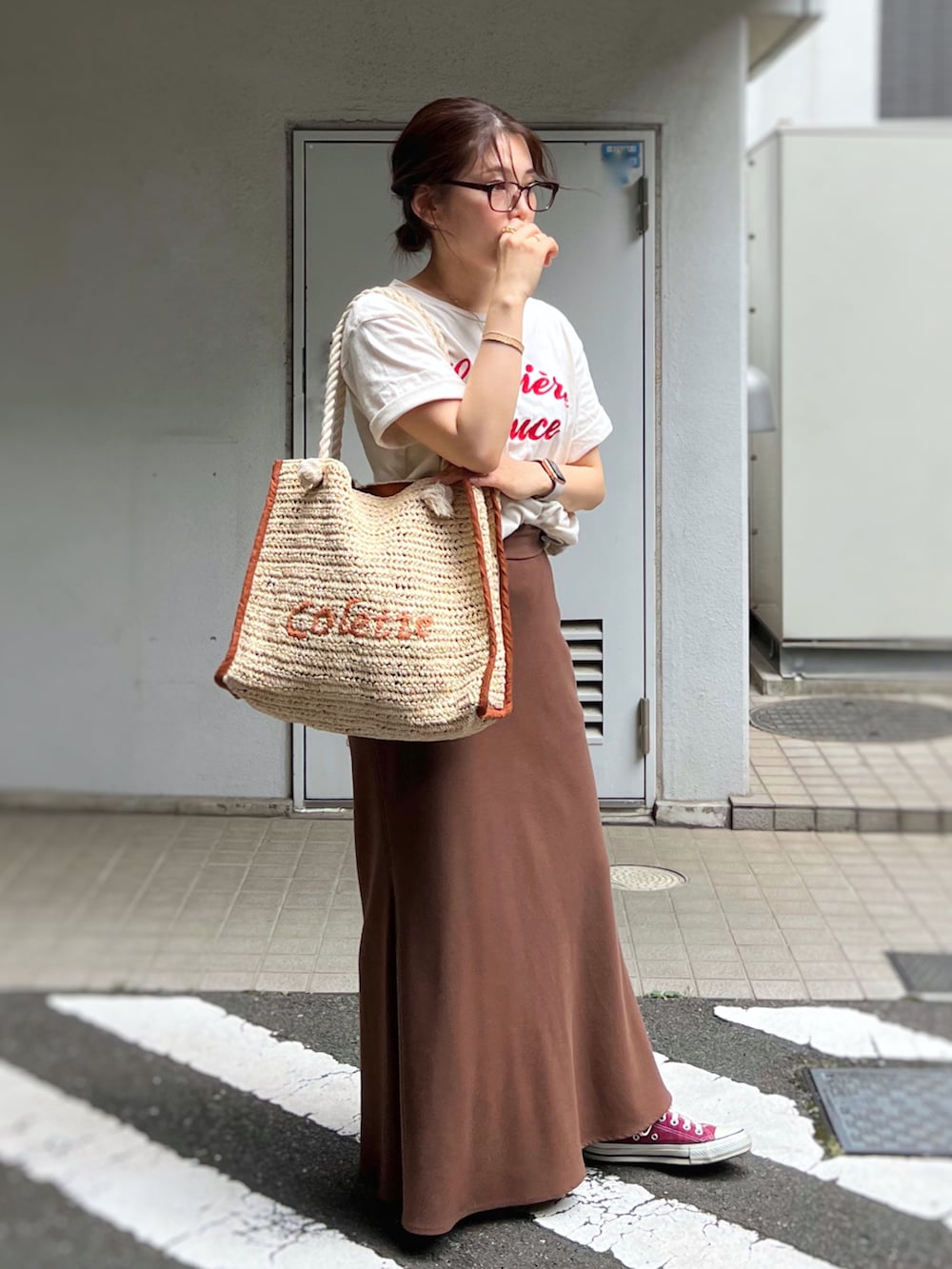 「夏だ！Tシャツ着よう！、ロゴT、ビッグシルエット、マーメイドスカート、スニーカー、コンバース、かごバッグ、プチプラ、ストリート、韓国ファッション、メガネ女子、休日スタイル、きれいめカジュアル、低身長コーデ、ピンク」｜「CONVERSEのCONVERSE コンバース オール スター オックス / ALL STAR OX (MRN) 32163522（スニーカー、レッド系）」を使った、がじゅめさん（骨格ウェーブ・レディース・151cm）の夏コーディネートの2枚目の写真
