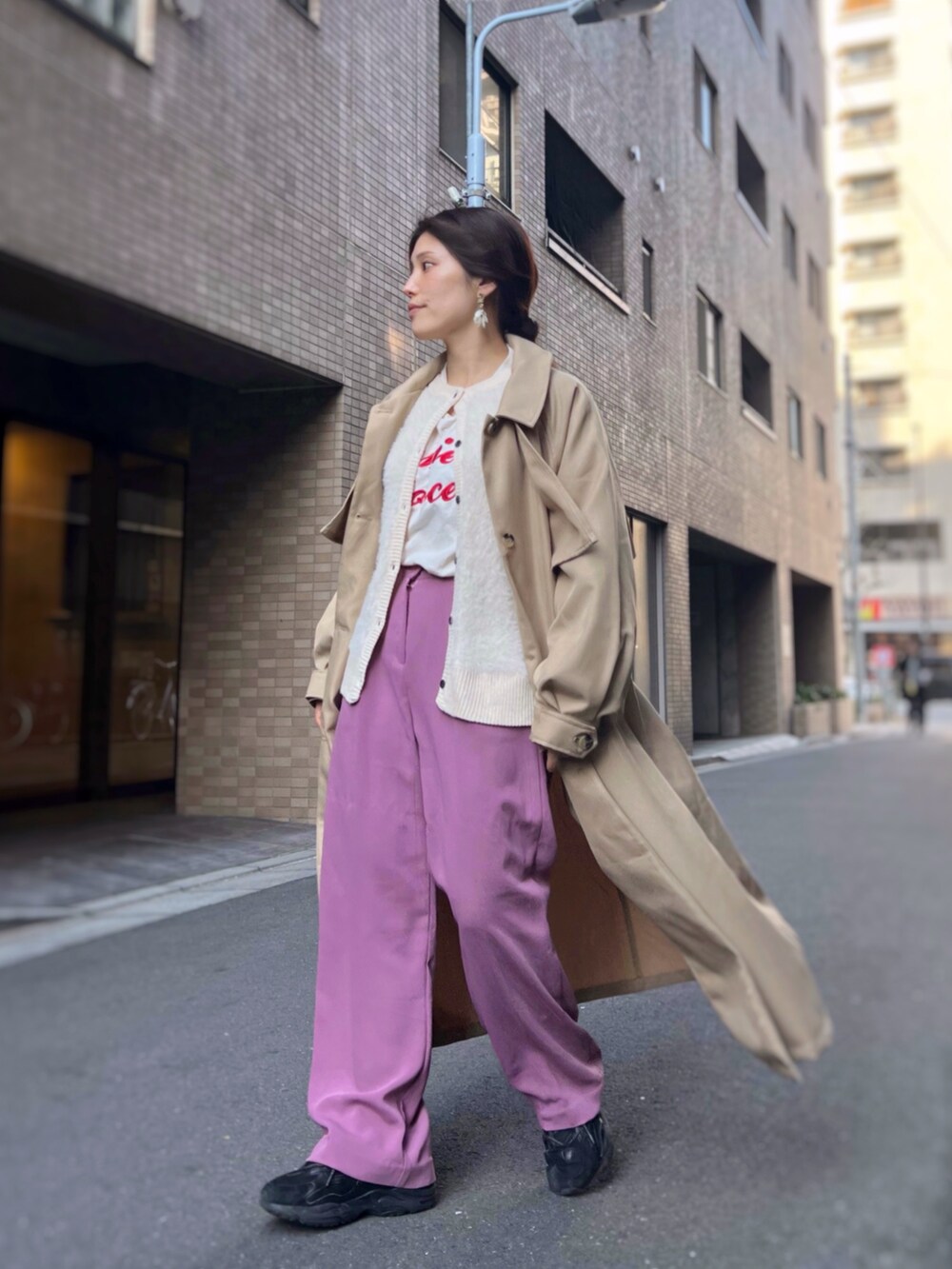 ベージュ系のトレンチコート、ホワイト系のカーディガン/ボレロ、その他のTシャツ/カットソーを着用したレディースの春コーディネートの2枚目の写真