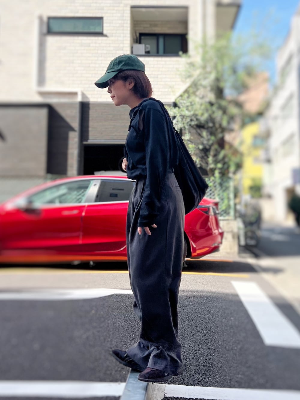 ブラック系のTシャツ/カットソー、ブラック系のショルダーバッグ、グレー系のその他パンツを着用したレディースの秋コーディネートの2枚目の写真