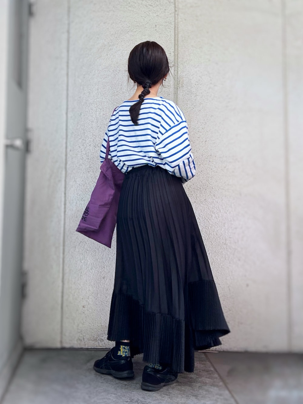 「ボーダー、ロンT、ロングスカート、ティアードスカート、プリーツスカート、トートバッグ、メガネ女子、スニーカー、古着MIX、大人カジュアル、プチプラ、シンプルコーデ、ブルー、パープル、きれいめカジュアル」｜「CLEAのラッフルプリーツロングスカート（スカート、ブラック系）」を使った、がじゅめさん（骨格ウェーブ・レディース・151cm）の春コーディネートの2枚目の写真