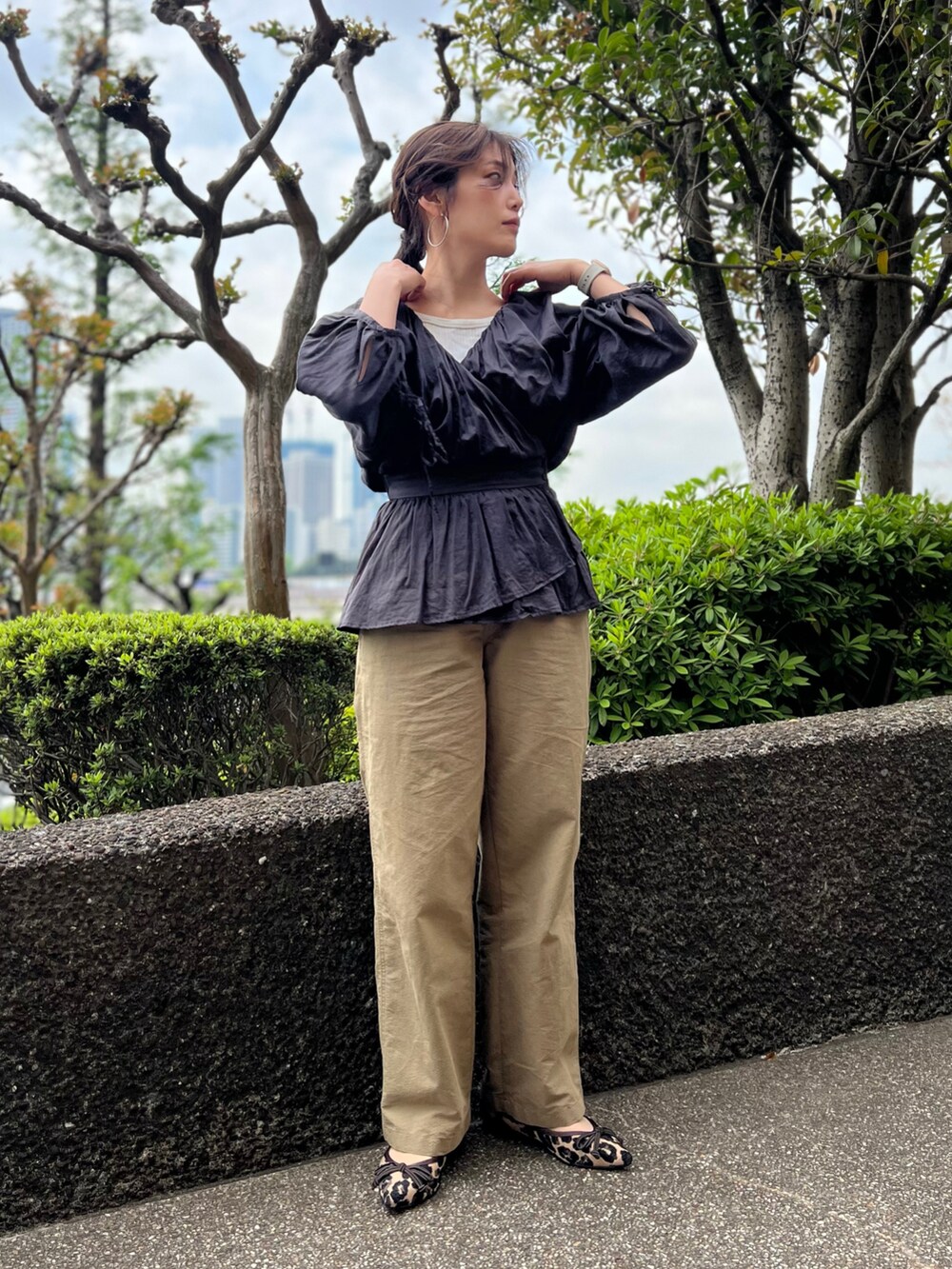 グレー系のトップス、グリーン系のその他パンツ、ベージュ系のバレエシューズを着用したレディースの春コーディネートの2枚目の写真