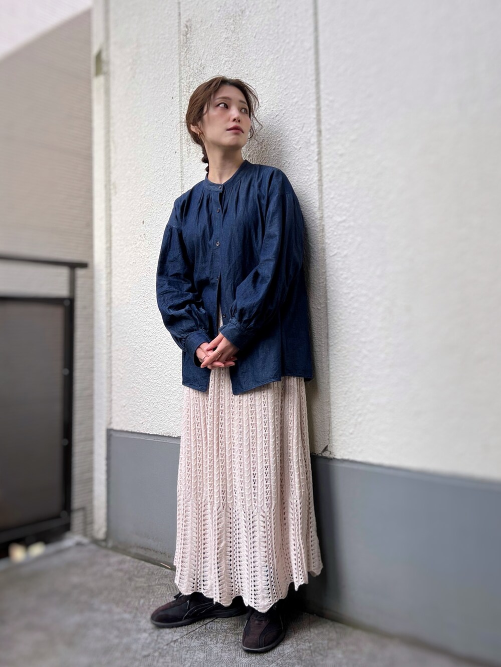 ブルー系のシャツ/ブラウス、ホワイト系のスカート、ブラウン系のスニーカーを着用したレディースの春コーディネートの2枚目の写真