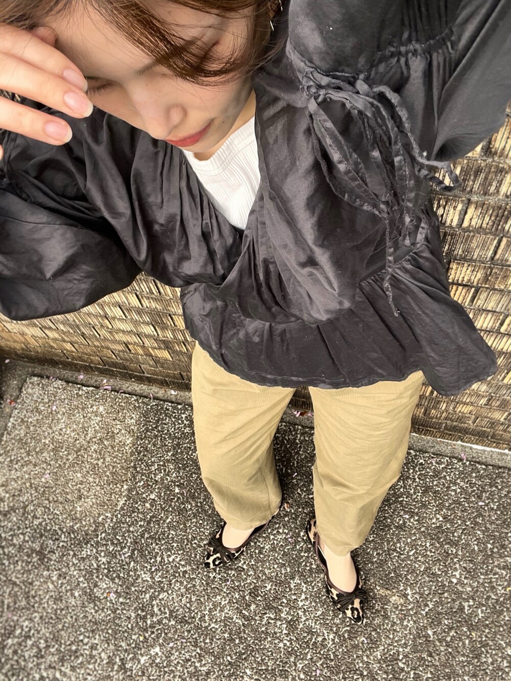 グレー系のトップス、グリーン系のその他パンツ、ベージュ系のバレエシューズを着用したレディースの春コーディネートの3枚目の写真