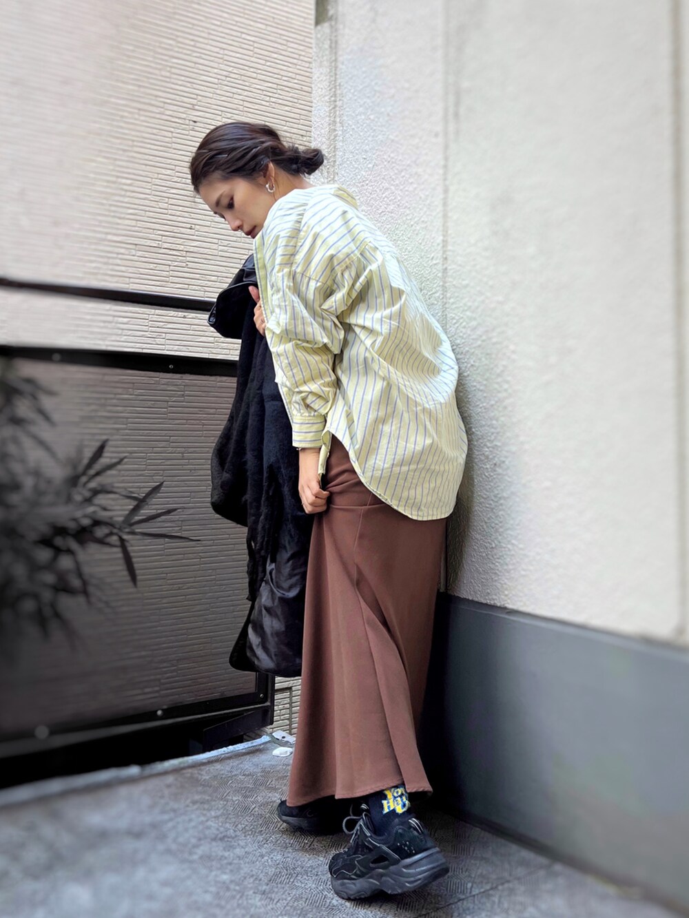 「キルティング、ロングコート、シャツスタイル、古着MIX、ロングスカート、マーメイドスカート、スニーカー、プチプラ、レイヤードスタイル、きれいめカジュアル、ブラウン、低身長コーデ、休日スタイル、冬コーデ、冬アウター」｜「古着のアイテム（Tシャツ/カットソー、ブラック系）」を使った、がじゅめさん（骨格ウェーブ・レディース・151cm）の冬コーディネートの2枚目の写真