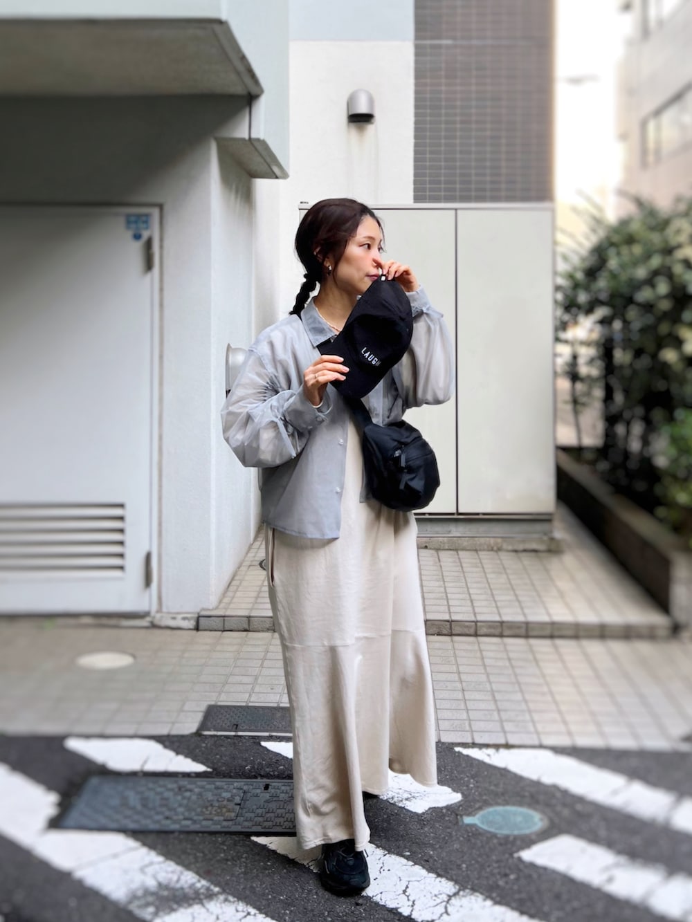 グレー系のシャツ/ブラウス、ホワイト系のワンピース、ブラック系のボディバッグ/ウエストポーチを着用したレディースの冬コーディネートの3枚目の写真