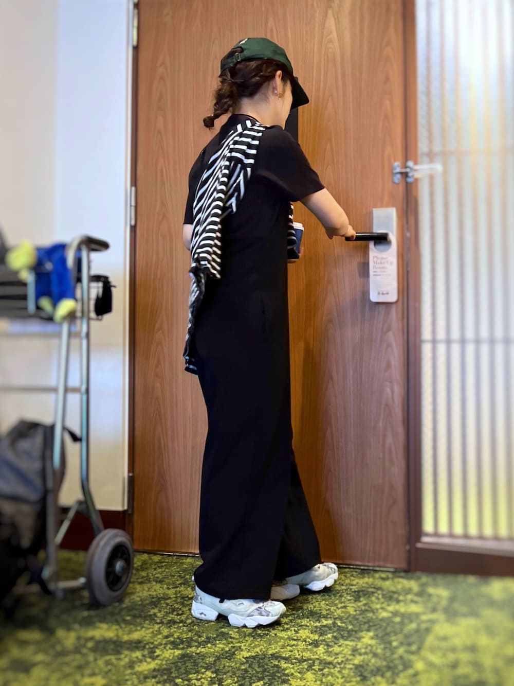 ブラック系のつなぎ/オールインワン、ブラック系のシャツ/ブラウス、その他のスニーカーを着用したレディースの夏コーディネートの3枚目の写真