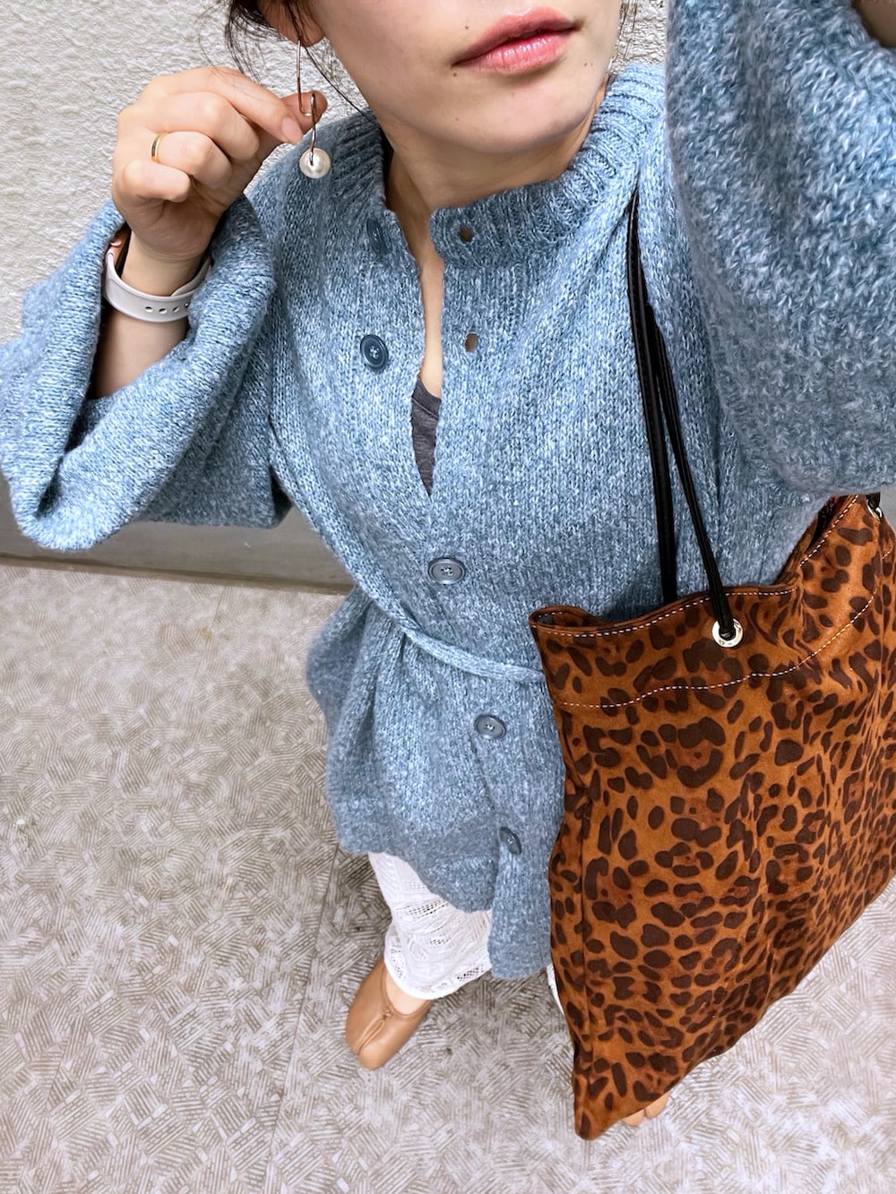 ホワイト系のその他パンツ、ベージュ系のバレエシューズ、ブルー系のニット/セーターを着用したレディースの春コーディネートの3枚目の写真